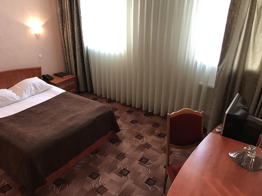 Alexandrovskiy Hotel Mykolajiv Exteriör bild